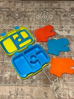Bentgo Kids Lunch Box with Yellow Center and Blue Rim + Colorful Ice Packs
